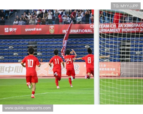 足球巨星送上惊喜礼物给球迷感动瞬间回顾温情互动视频